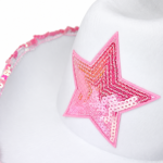 Detalhe da estrela rosa em paetês do chapéu cowgirl branco